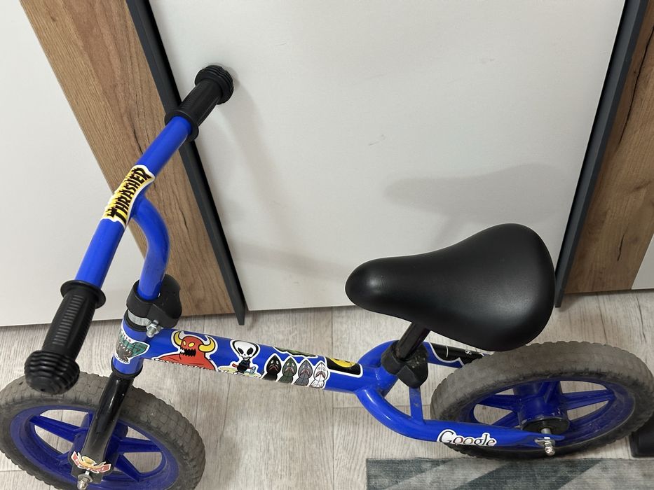 Два велосипеда с педалями и без