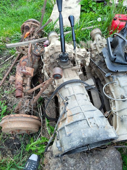 Vând piese Nissan Navara