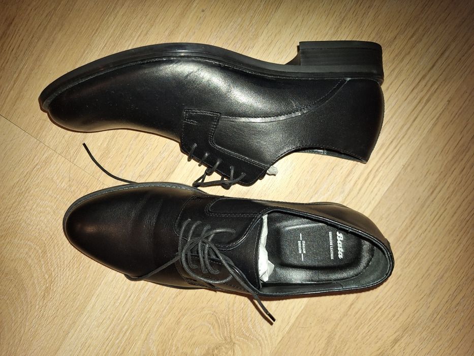 Чисто нови кожени обувки Bata