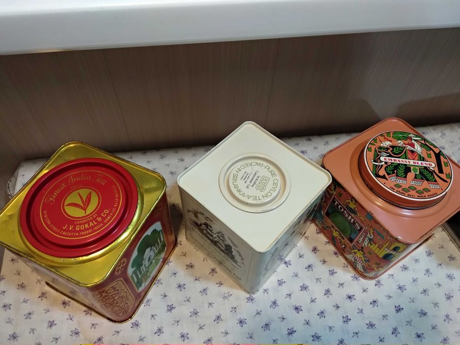 Металлические банки из под чая.