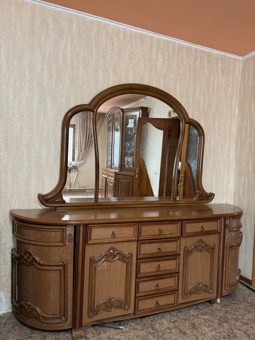 Продаю трюмо с зеркалом