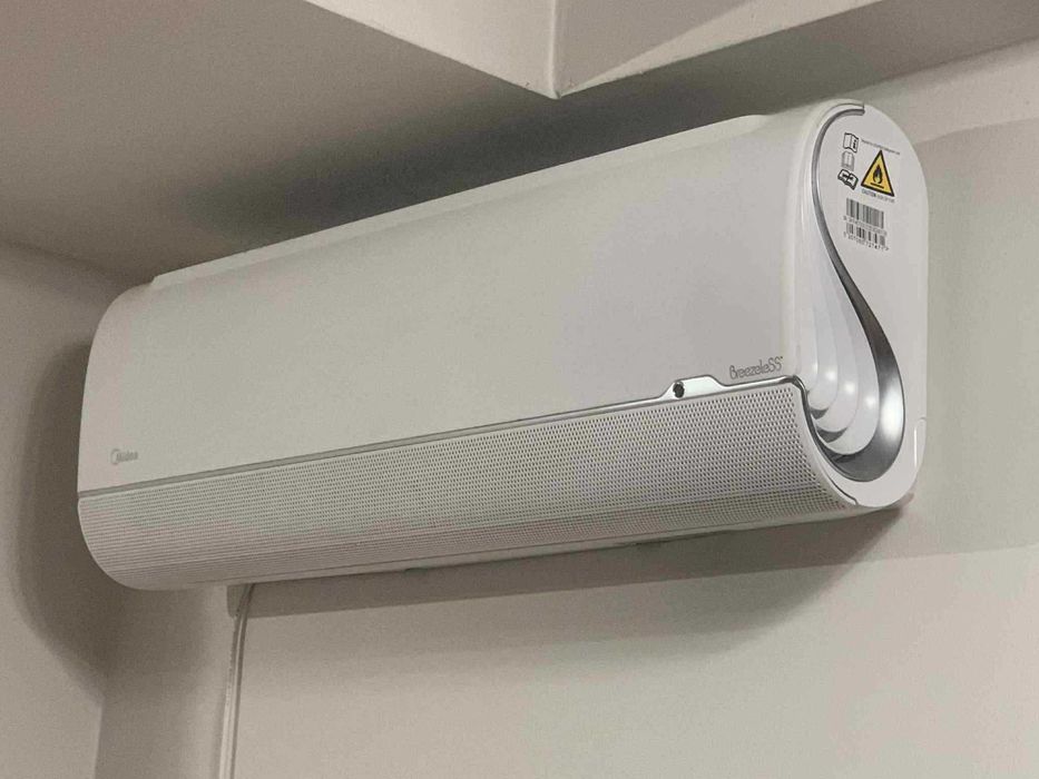 Продавам 2 бр. инверторни климатици Midea Breezeless MSMSFAAU-12HRFN8