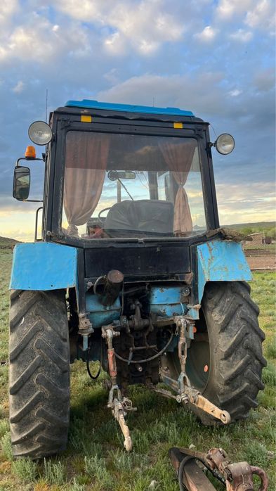 Трактор МТЗ 80, руллонный прессподборщик
