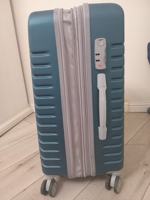 Продам б/у чемоданы