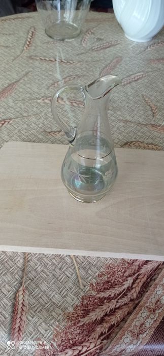 Стари красиво изработени кани .