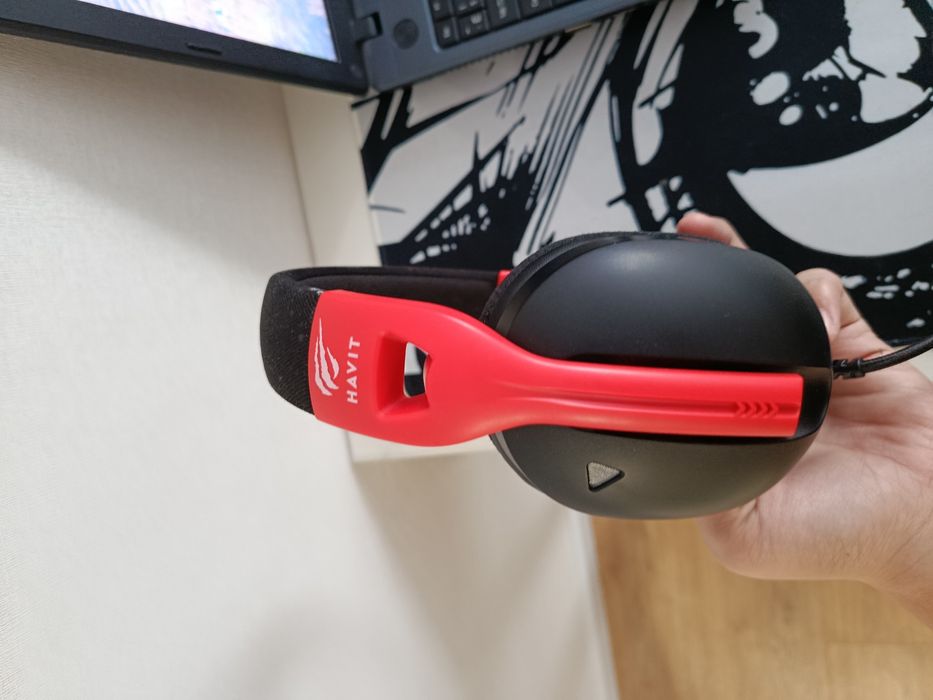 Ноутбук и наушник с мукрофоном