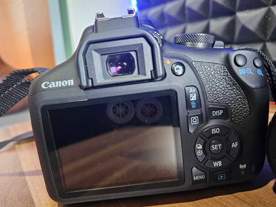 Canon EOS 2000D + Обектив , Стойка , Чанта с дъждобран за фотоапарат