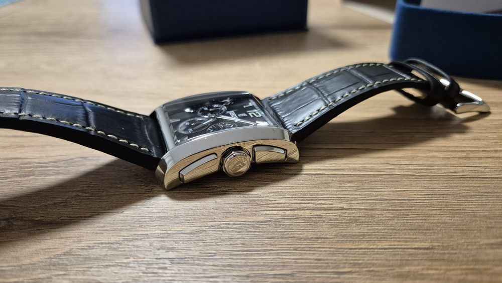 Продавам мъжки елегантен часовник Festina