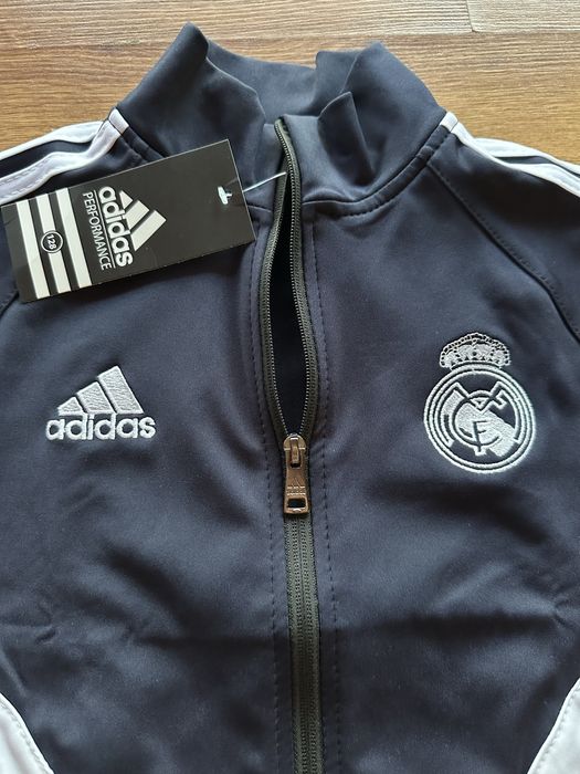 Детски,полиамиден екип Adidas в тъмно синьо с бродирано лого и ципове на джобовете