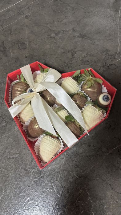 Клубника и финики в шоколаде