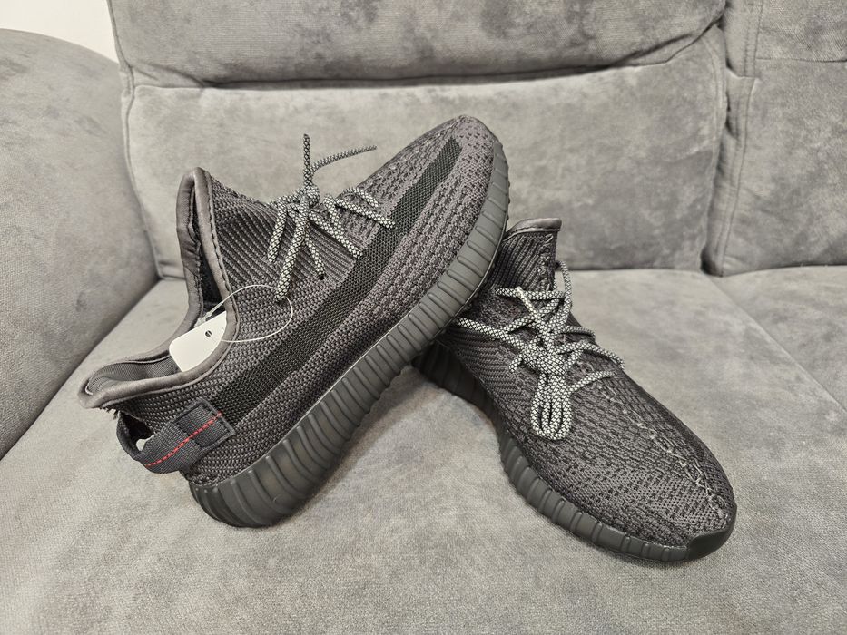 Adidas yezzy nr 40 int 25,5 cm pret 335 lei