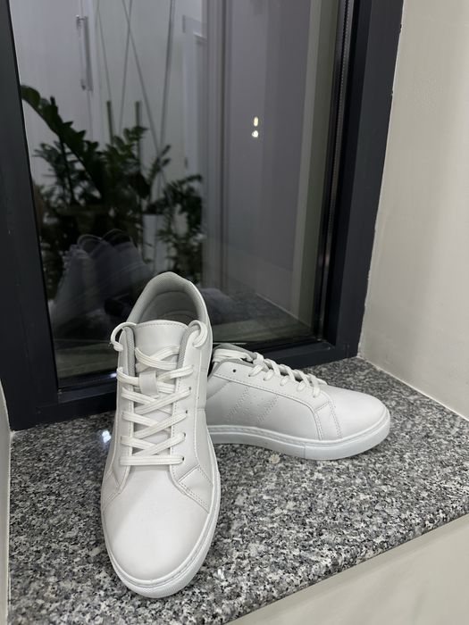 продаю белые кеды