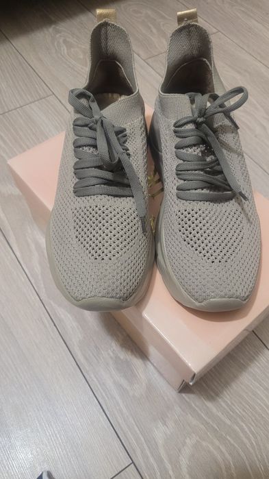 Продам текстильные кроссовки