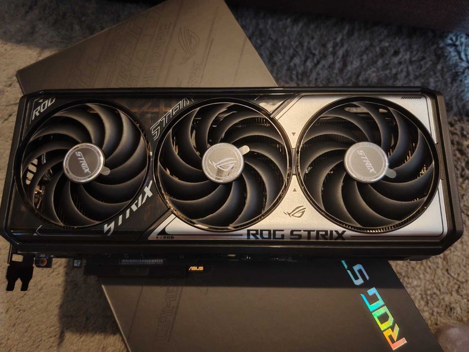 Видео Карта ASUS ROG Strix OC RTX 5070 12GB DLSS , GDDR7