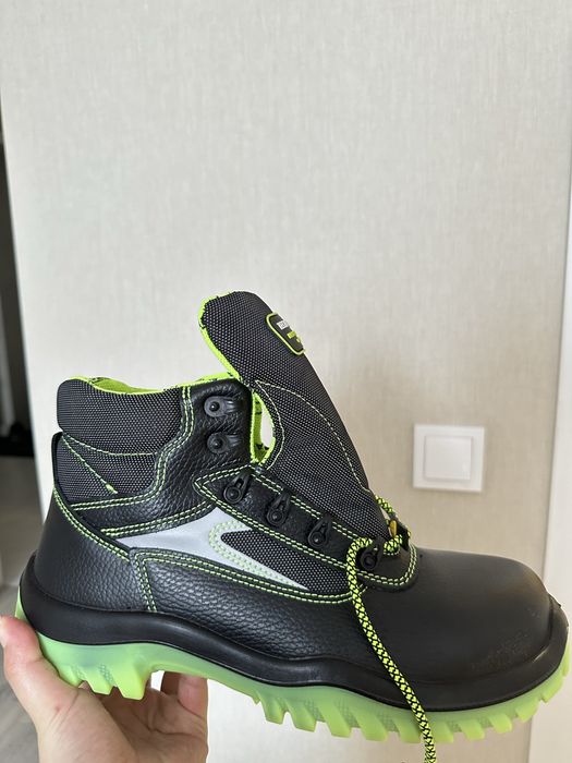 Продам мужские ботинки