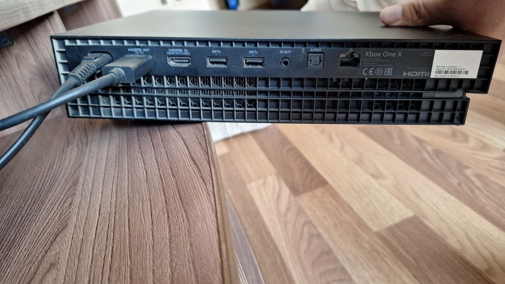 Продам Xbox one x 1tb+геймпад