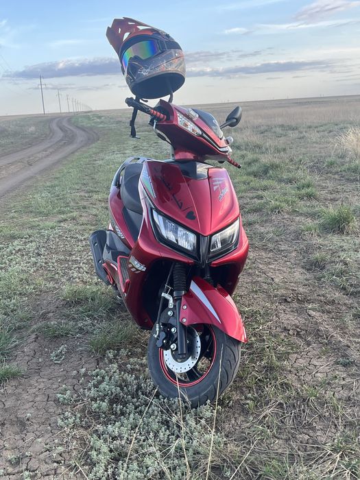 Скутер на ходу ,