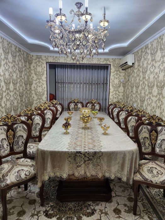 Продается стильный комплект в отличном состояние: стол и стулья