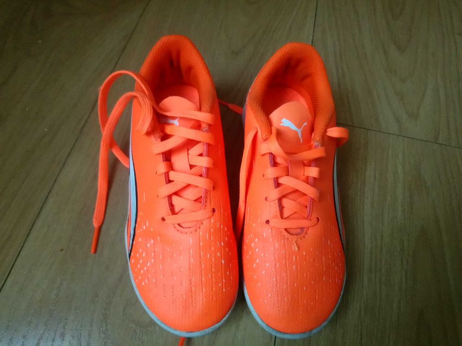 Продавам детски футболни обувки Puma 30 номер