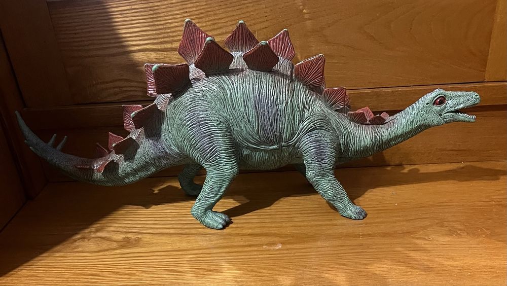 Dinozaur, cu lungimea de 46 cm.