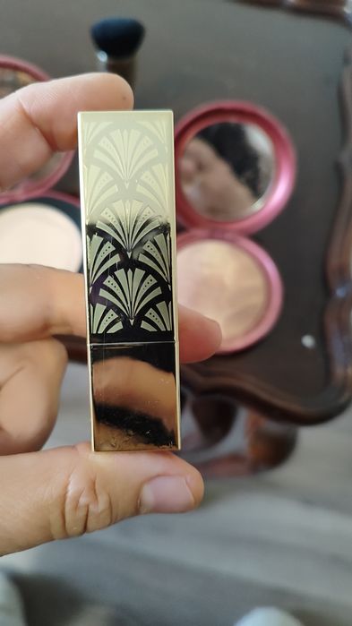 Червило Estee lauder , пудра и бронзант и четка Kiko Milano.