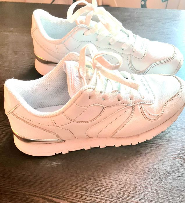 Кроссовки  женские продаются