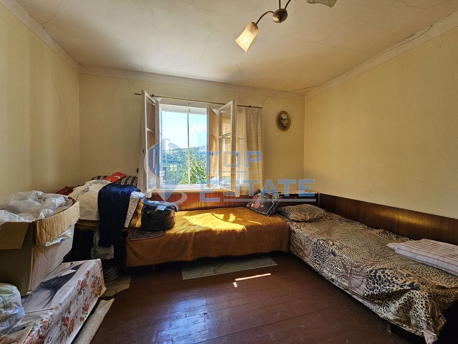 Двуетажна тухлена къща с гараж и голям двор в село Добромирка