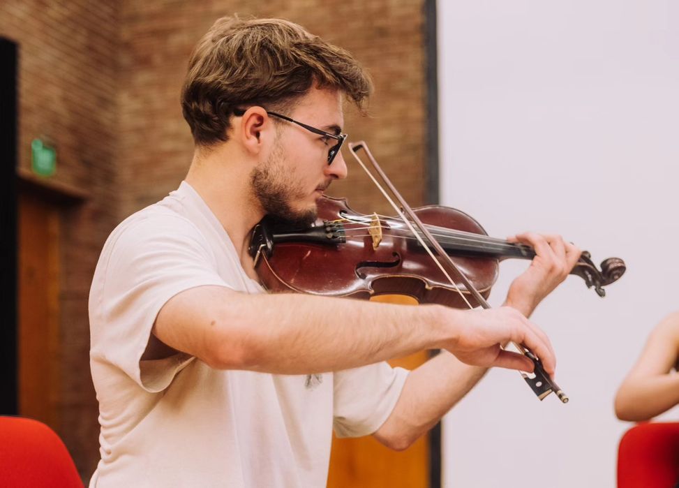Predau lecții/cursuri de Pian, Vioară și teorie muzicală