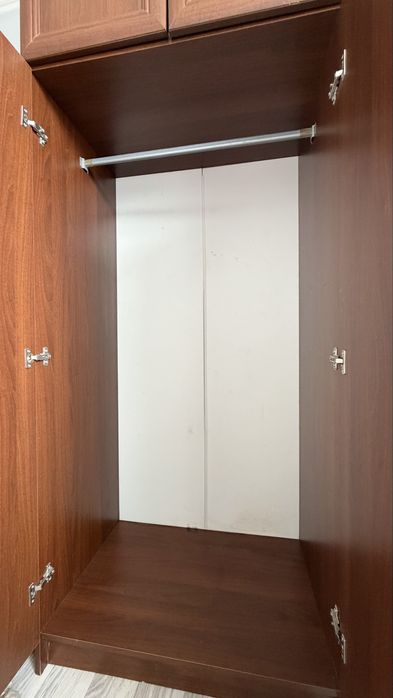 Шкаф коричневого цвета для одежды