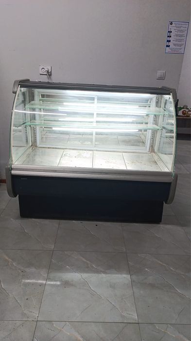 продается витринный холодильник