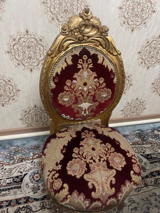 Стол и стулья для гостиный