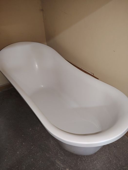 Vând cadă de apartament  super întreținută.