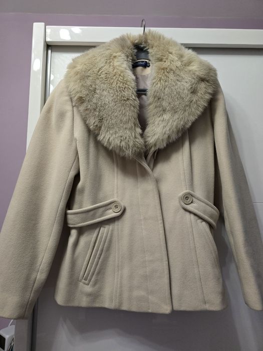 Палто късо с подвижна яка.