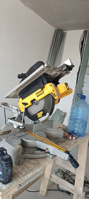 Торцовочная пила Dewalt