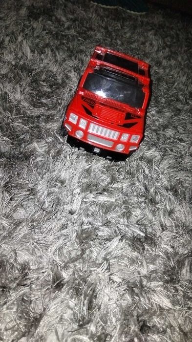 Mașinuță cu baterii care face lumini și muzică