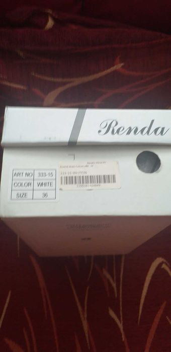 Бели обувки с широк удобен ток