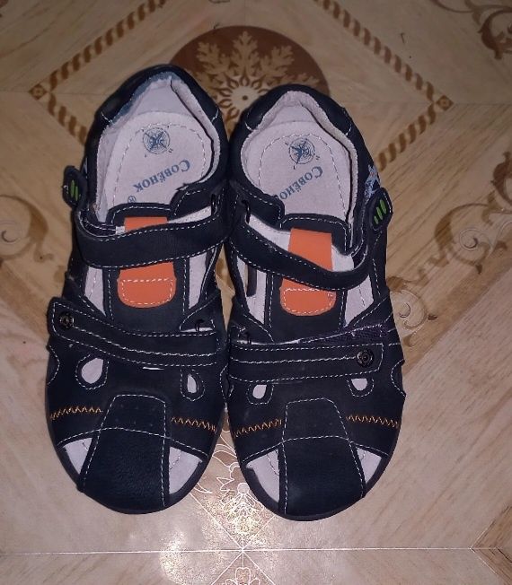Продам новые сандалии для мальчиков