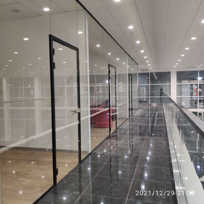 Офисные перегородки, бутики из стекла и алюминиевого профиля.