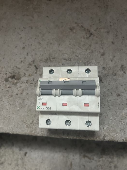 Автоматичен трифазен прекъсвач