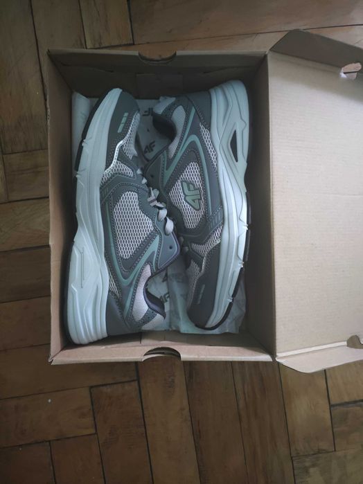 Pantofi sport 4F – noi, în cutie