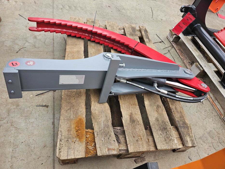 2500 kg cleste + cadru + furci - incarcator / tractor / stivuitor