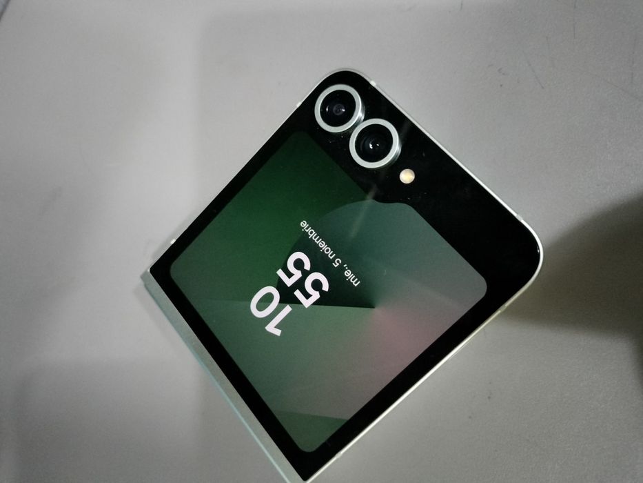 Samsung Z Flip 6 IMPECABIL ca NOU  12Gb-Ram 256Gb memorie
