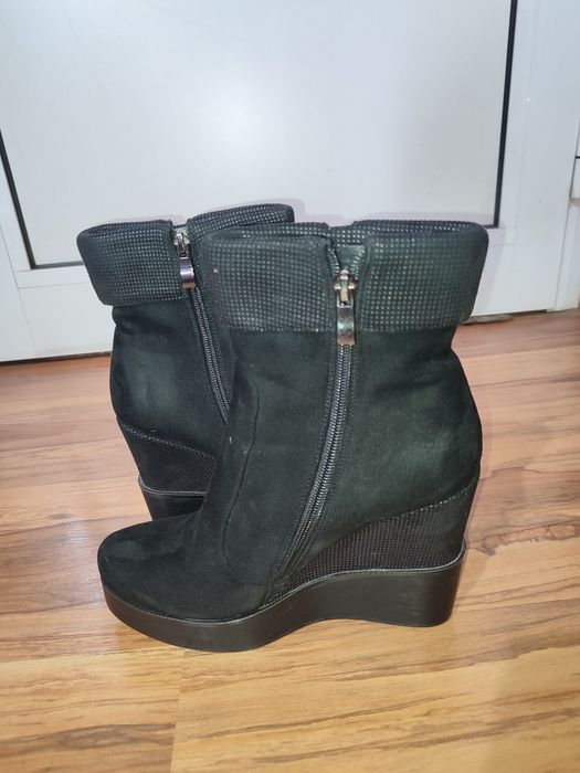 Черни боти с вградена платформа Tendenz