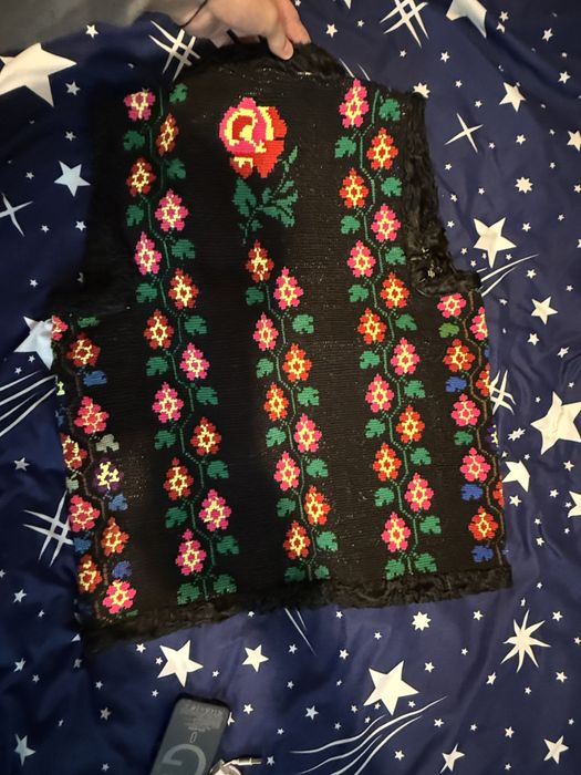 Vesta traditionala lucrata manual ,unicat , margini din lana