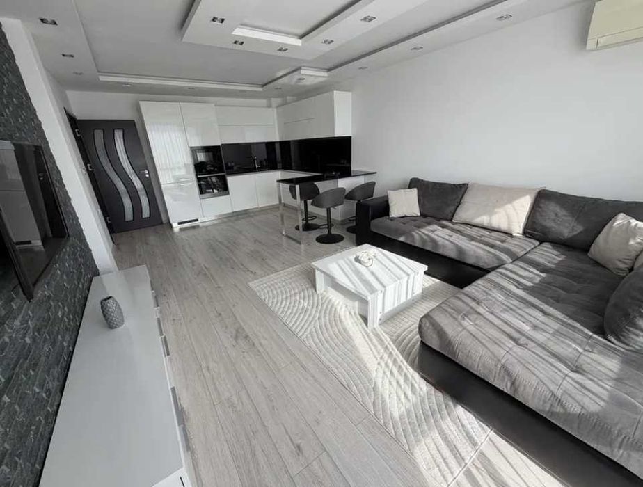 Дава се под наем Тристаен апартамент в Пловдив, Южен - 110 кв.м за 698.19 € - Снимка #1