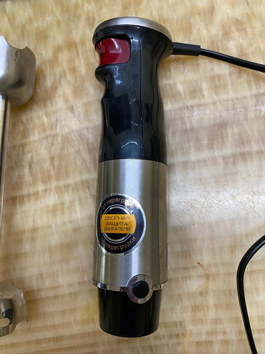 Блендер Redmond.