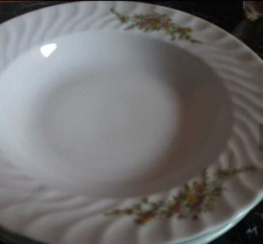 Порцеланови чинии 6 броя-22лв.
