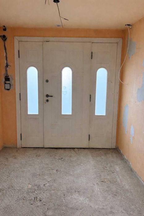 Продавам масивна входна дървена врата – 200 x 180 см