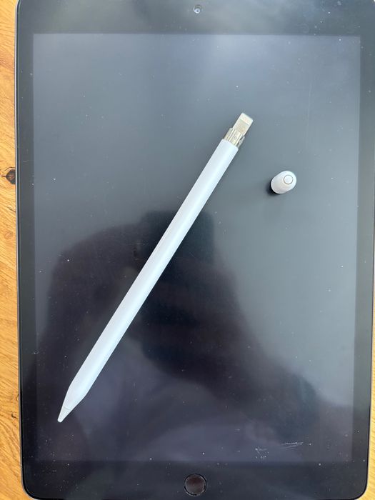 iPad 8th generation 128GB Apple Pencil & Logitech keyboard