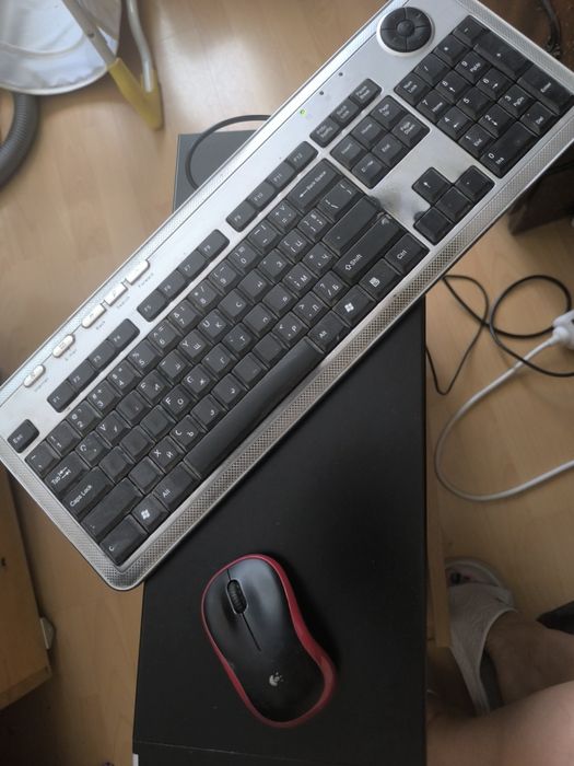 Компютър настолен , безжична мишка, клавиатура и монитор